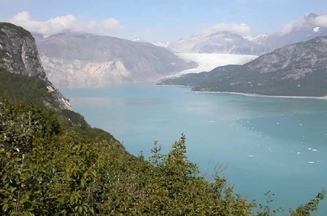 © by geologist Bruce F. Molnia of the United States Geological Survey (USGS).