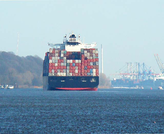 Containerschiff bei der Einfahrt in den Hamburg Hafen. © GreenConnect containerschiff hamburg