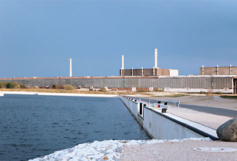 Industriehafen Lubmin (Fertigstellung 2004) und ehemaliges Kernkraftwerk (1989 stillgelegt) Photo: Harald (<a href=
