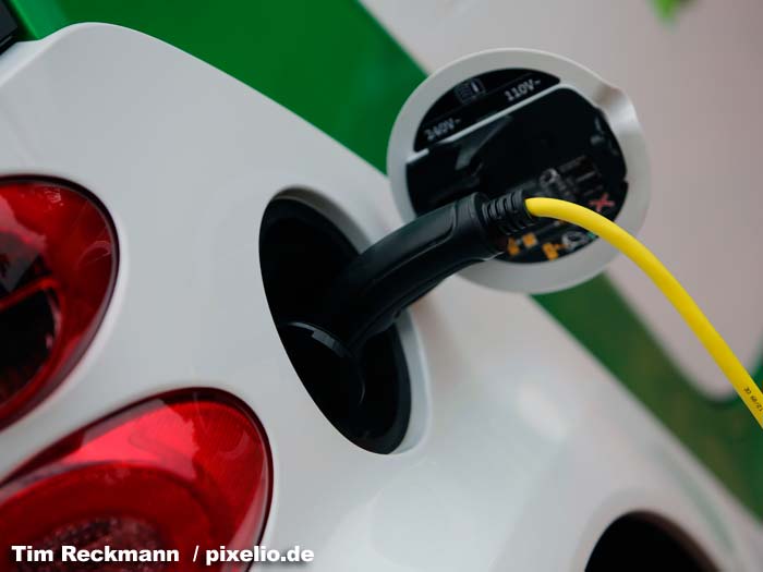 Elektroauto mit eingestecktem Ladekabel. © Tim Reckmann / pixelio.de Elektroauto mit eingestecktem Ladekabel. © Tim Reckmann / pixelio.de