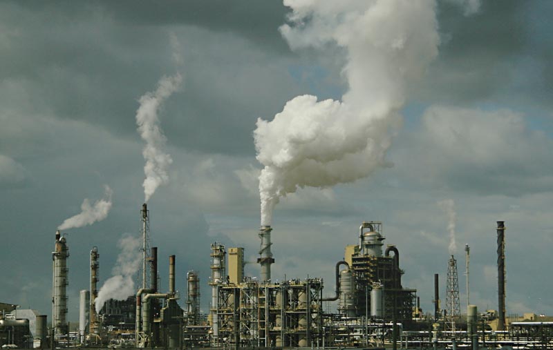 Oilsands facility © Julia Kilpatrick, Pembina Institute (<a href="https://www.flickr.com/photos/pembina/15826910033">Flickr</a>, <a href="https://creativecommons.org/licenses/by-nc-nd/2.0/">(CC BY-NC-ND 2.0)</a>