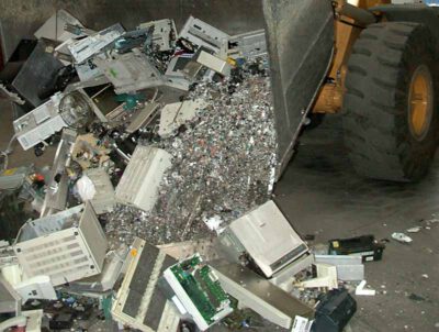 © Volker Thies / Verarbeitung von Elektroschrott in einer Recyclingfirma, Deutschland (CC BY-SA 3.0 )