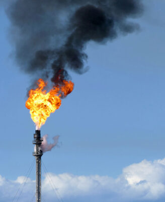 Gas flare on top of a flare stack at oil refinery / Photo: W.carter