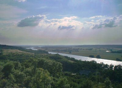 Umweltverbände legen Kernforderungen für ein Aktionsprogramm Oder vor 1 Blick von Krajnik Dolny (Polen) auf die Oder und den südlichen Teil des Nationalparks Unteres Odertal Photo: Deltongo / (<a href="https://creativecommons.org/licenses/by-sa/3.0/deed.en">CC BY-SA 3.0</a>), GNU Free Documentation License