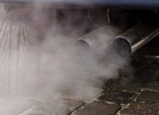 Automobile exhaust gas / © Ruben de Rijcke (CC BY-SA 3.0)