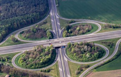Deutschland müsste fossile Fahrzeugkilometer drastisch reduzieren, um Klimaziele im Verkehr noch zu erreichen 1 Kreuz Bundesautobahn 31 und Bundesstraße 67 (Anschlussstelle Borken 34), Nordrhein-Westfalen, Deutschland / © Dietmar Rabich (CC BY-SA 4.0)