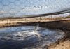 Fracking fluid and other drilling wastes are dumped into an unlined pit located right up against the Petroleum Highway in Kern County, California © Sarah Craig/ (Faces of Fracking, CC BY-NC-ND 2.0)