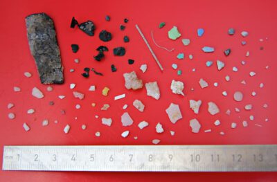 Plastik im Meer: Große Ansammlungen auch abseits sogenannter Müllstrudel 1 Auswahl an Plastikpartikeln aus dem Neustonnetz, die ausgeprägte Verwitterung und eine große Vielfalt an Größen, Formen und Farben aufweisen. Foto: Annika Jahnke / UFZ