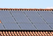 Solaranlage auf einem Hausdach. Photo pxhere.com