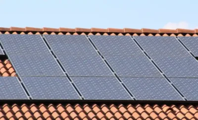 Greenpeace zu Stromgesetz: Regierung bremst Energiewende aus 1 Solaranlage auf einem Hausdach. Photo pxhere.com